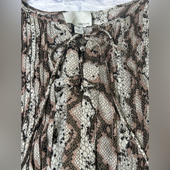 Greylin Brown Snake Print Blouse. Size M.
Career. Professional. Wear to Work. - Picture 5 of 7